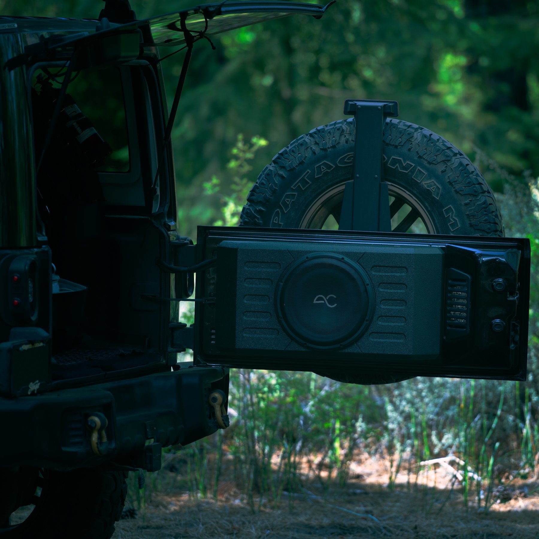 【Sobaq】12 Go-Out JK 12 Inch 400 Watt Tailgate Subwoofer Enclosure | Jeep
